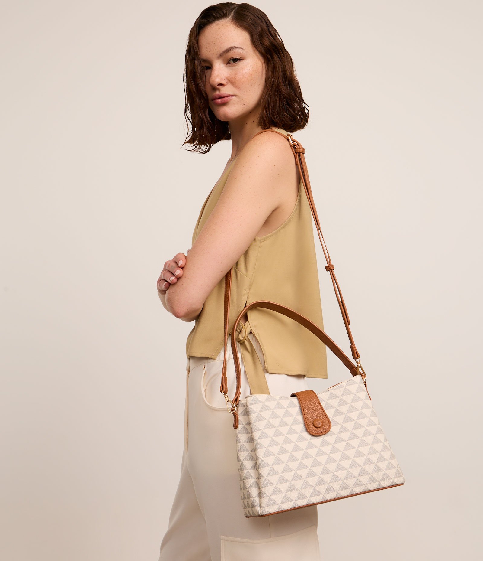 Bolsa Transversal Média com Divisórias e Fechamento Lapela com Botão Off White 10