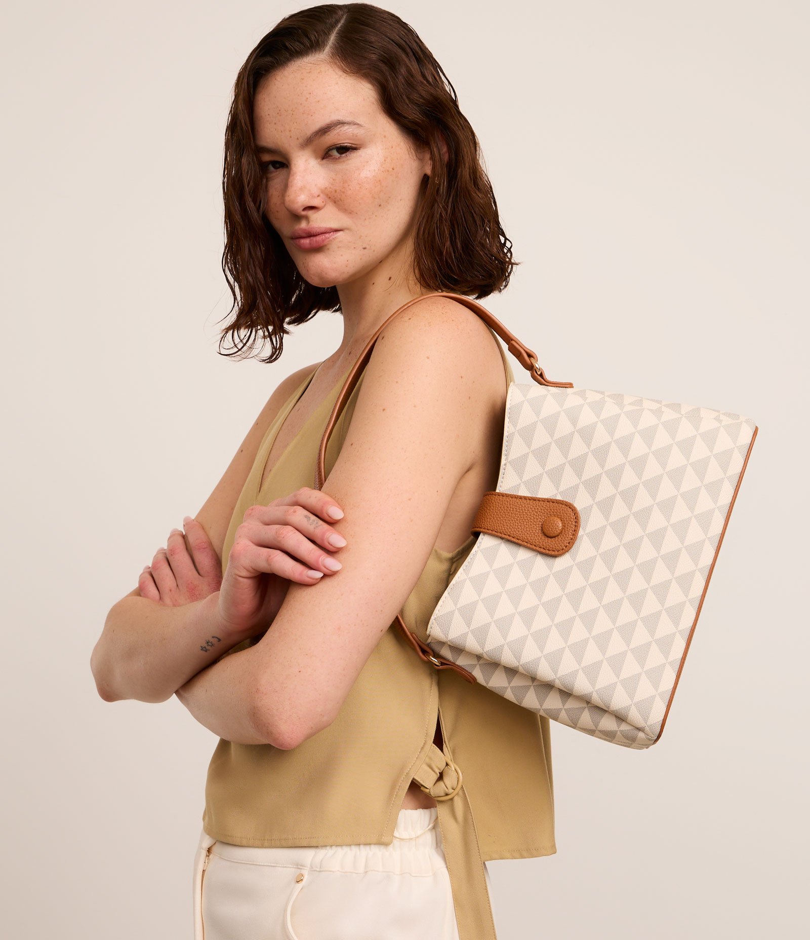 Bolsa Transversal Média com Divisórias e Fechamento Lapela com Botão Off White 1