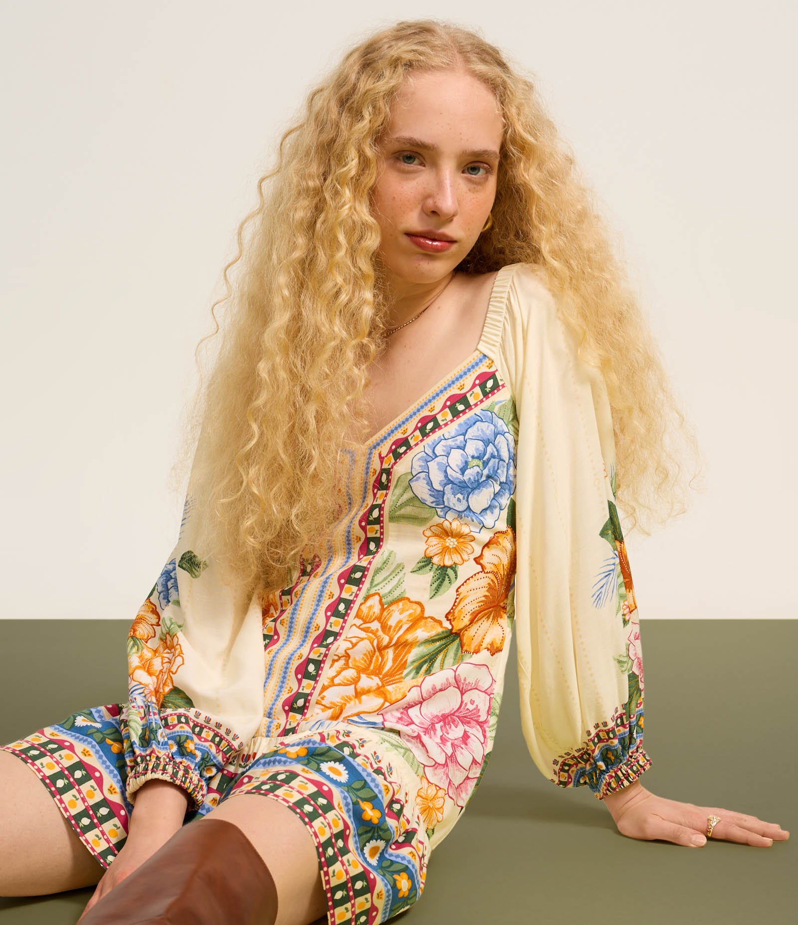 Vestido Godê Curto em Chalis com Estampa Floral Bege 5