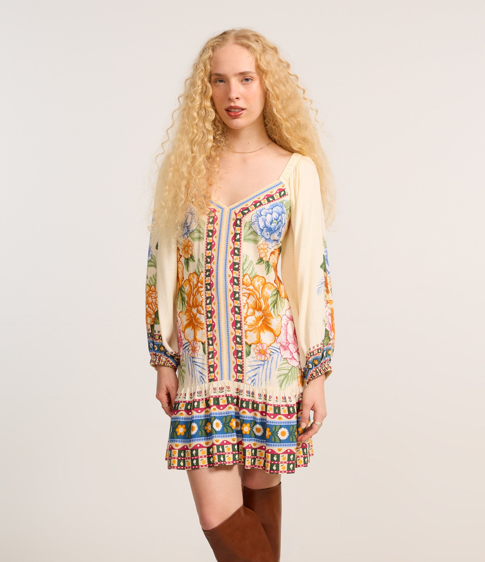 Vestido Godê Curto em Chalis com Estampa Floral Bege 1