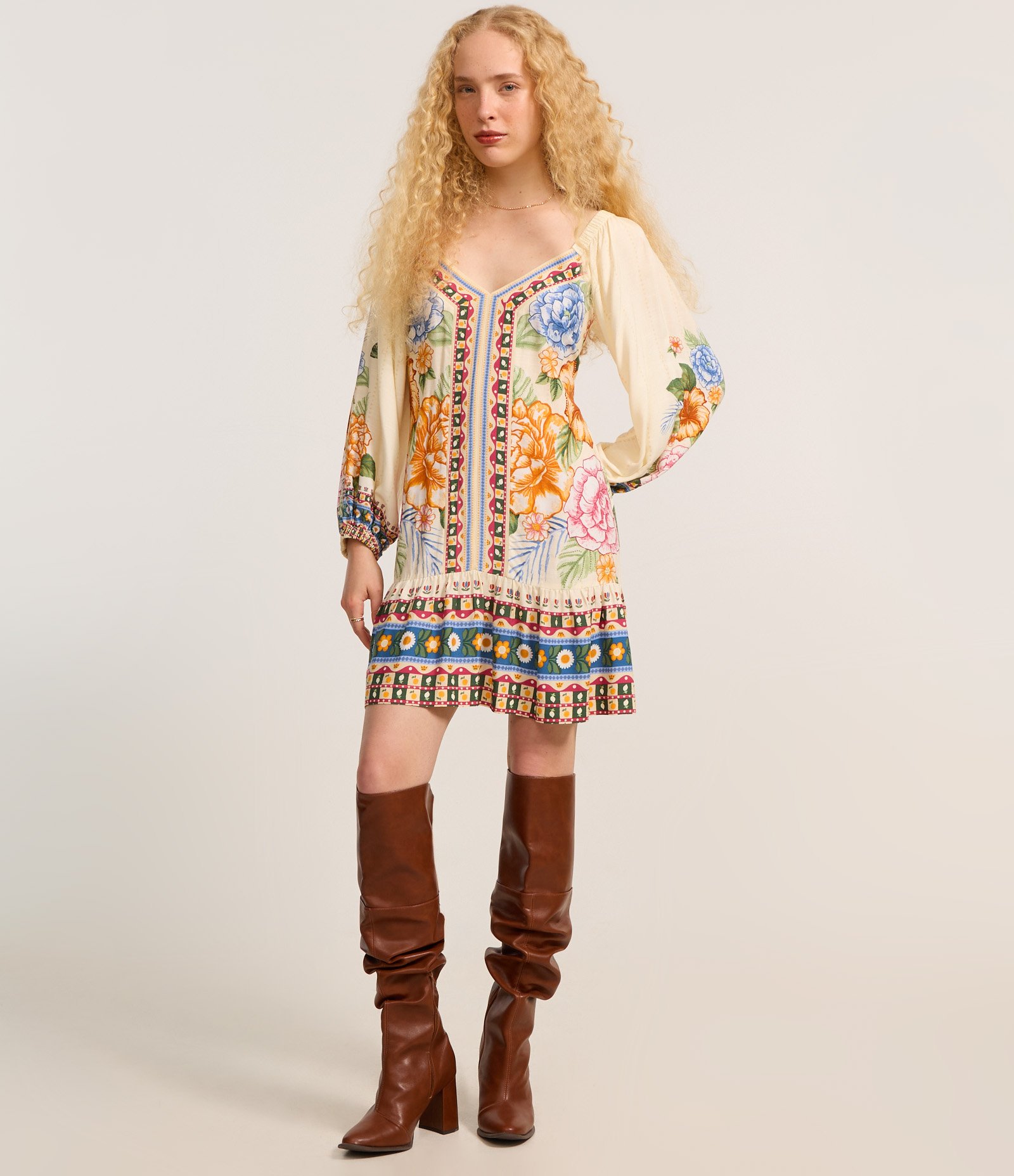 Vestido Godê Curto em Chalis com Estampa Floral Bege 2