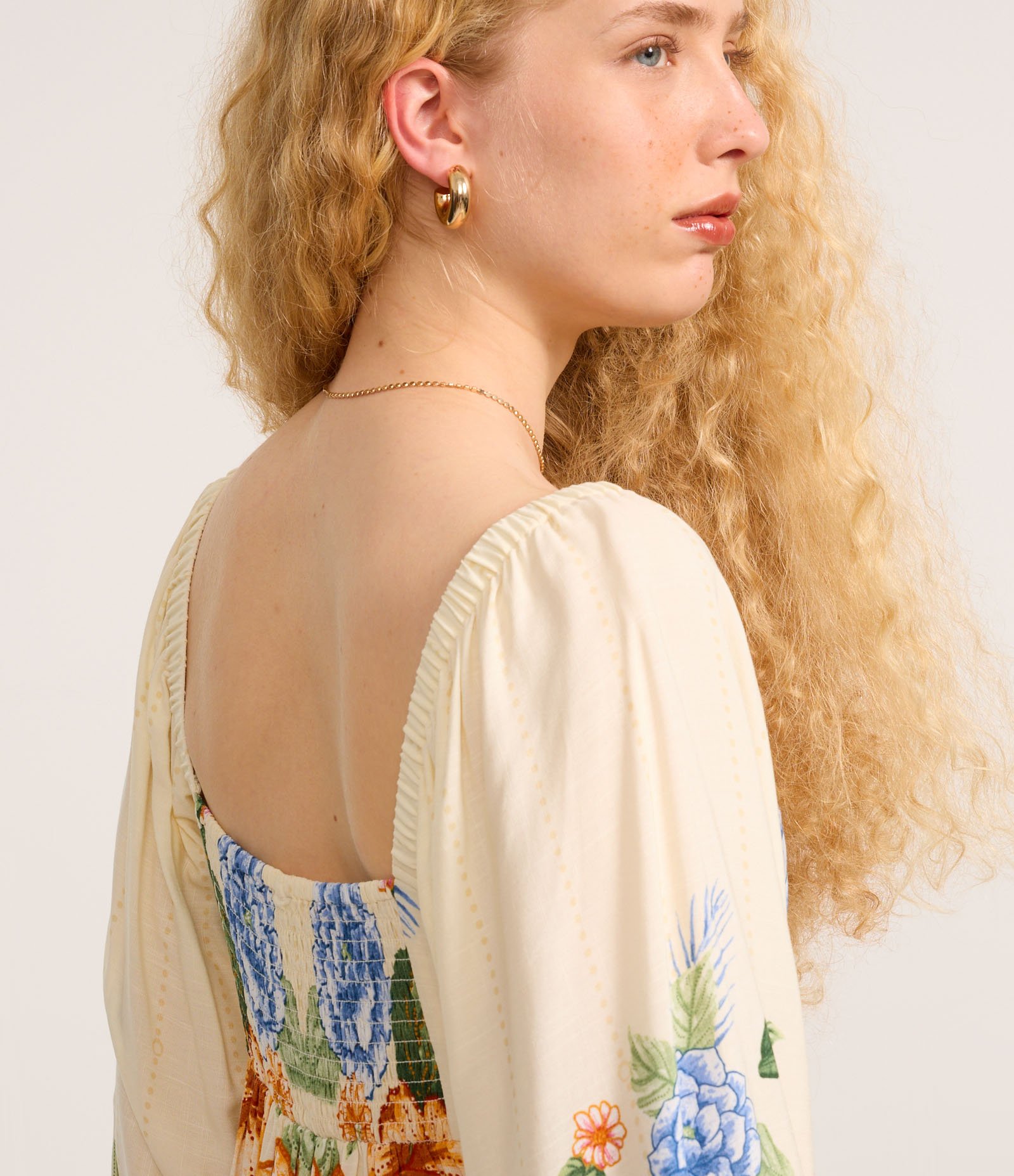 Vestido Godê Curto em Chalis com Estampa Floral Bege 4