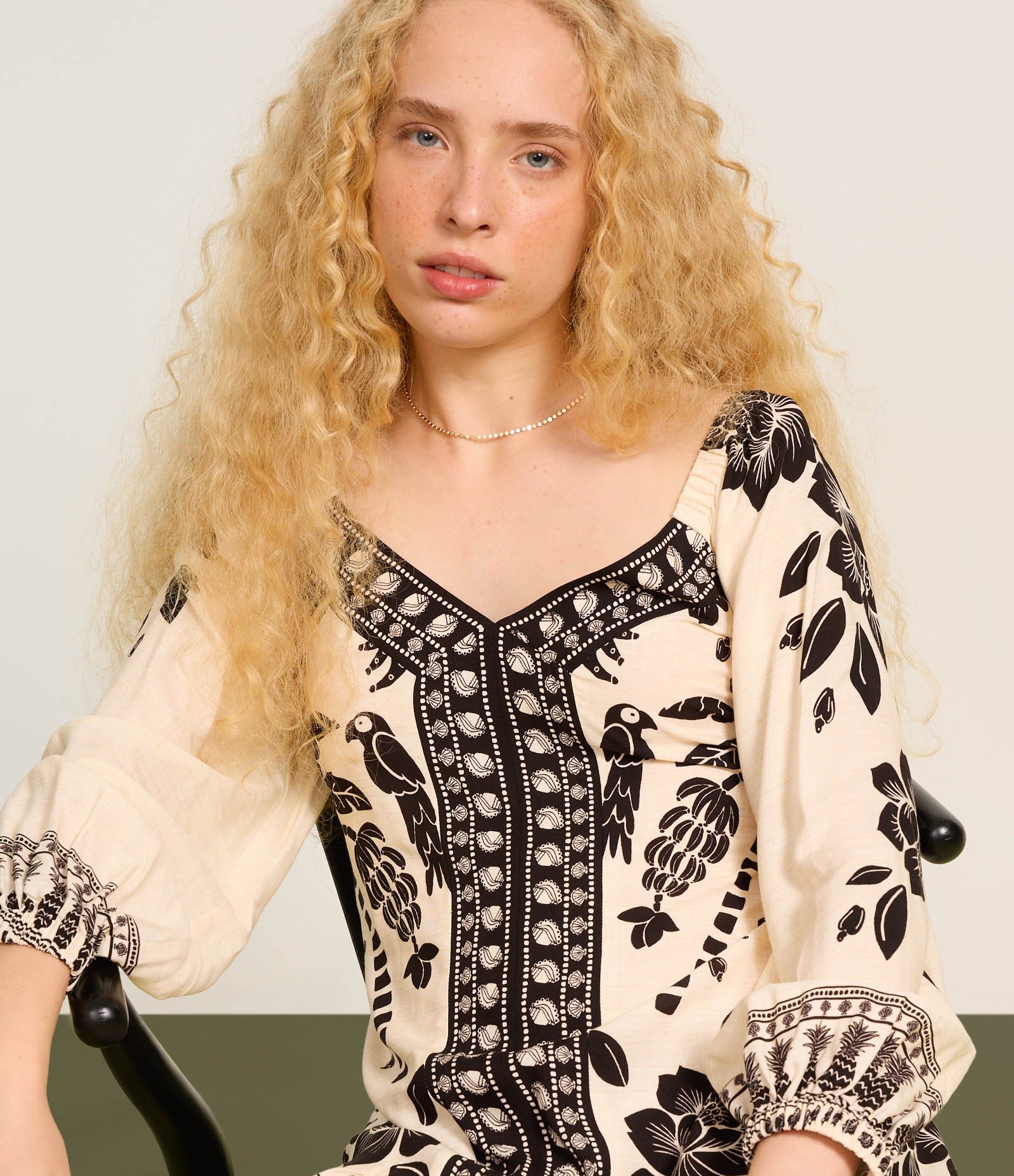 Vestido Godê Curto em Chalis com Estampa Tropical Bege 4