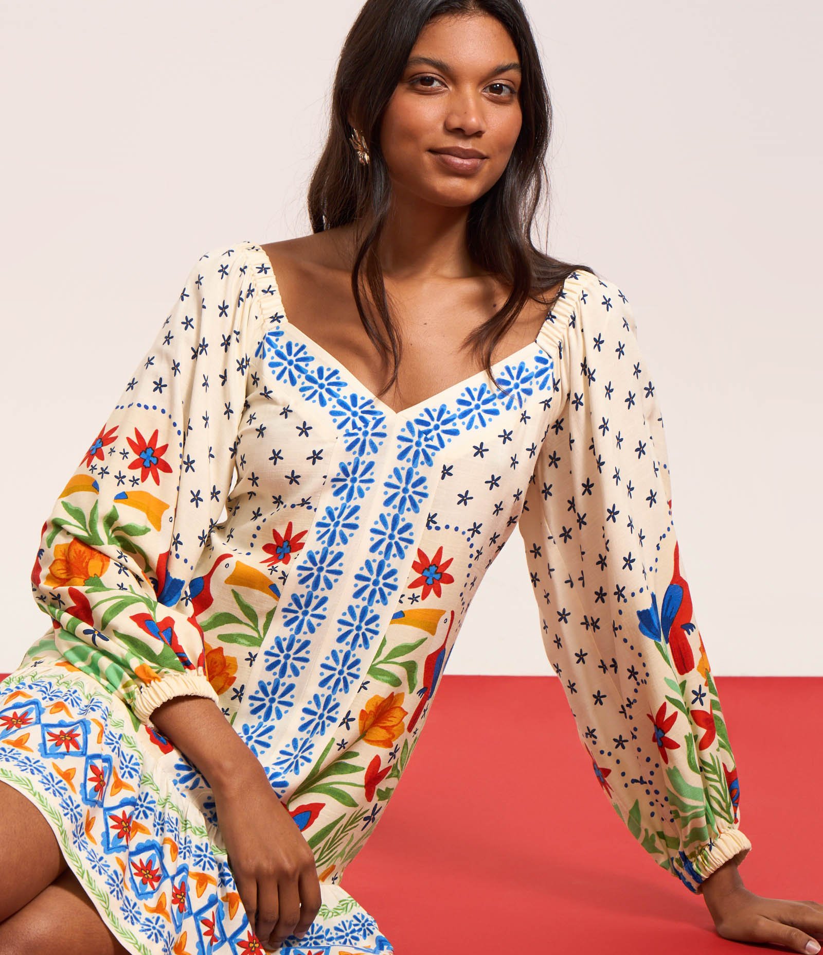 Vestido Curto em Chalis com Decote Coração e Estampa Floral Bege 4