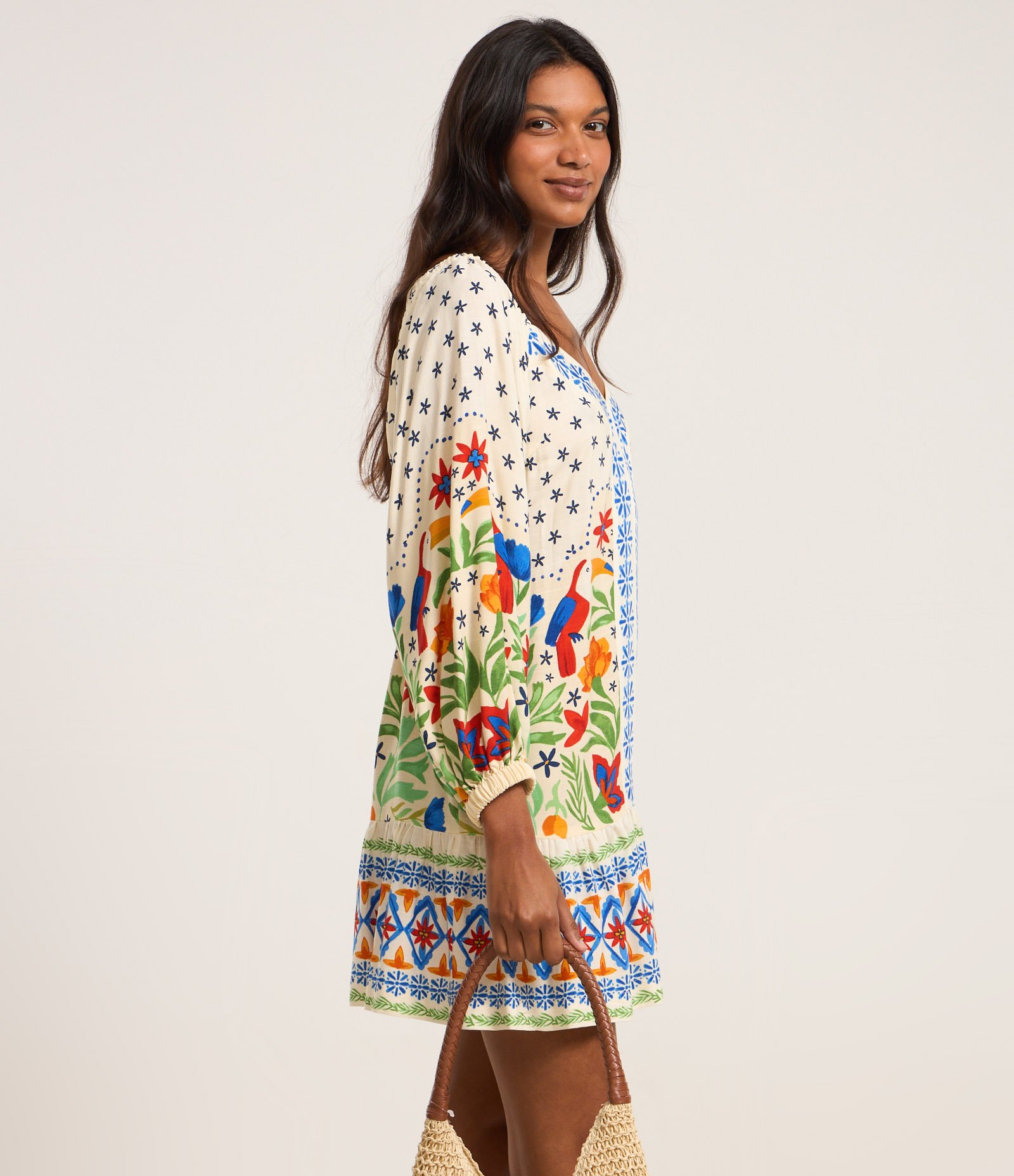 Vestido Curto em Chalis com Decote Coração e Estampa Floral Bege 2