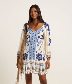 Vestido Curto em Chalis com Estampa Tropical e Decote V
