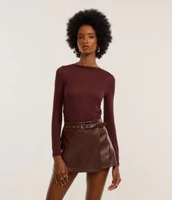 Blusa em Malha de Viscose com Gola Assimétrica Rente ao Pescoço
