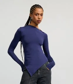 Blusa com Franzido Lateral e Barra Assimétrica