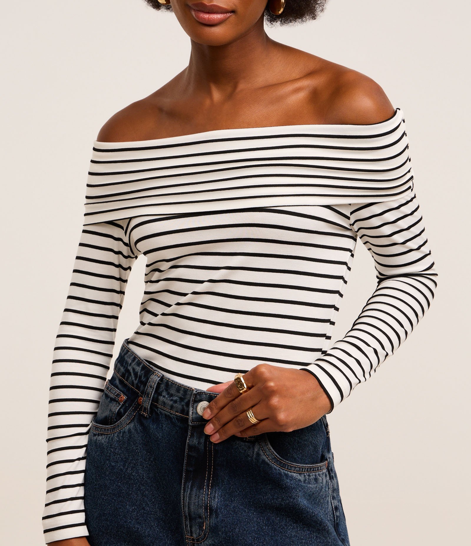Blusa Ombro a Ombro Listrada com Pala Virada Branco/Preto 4