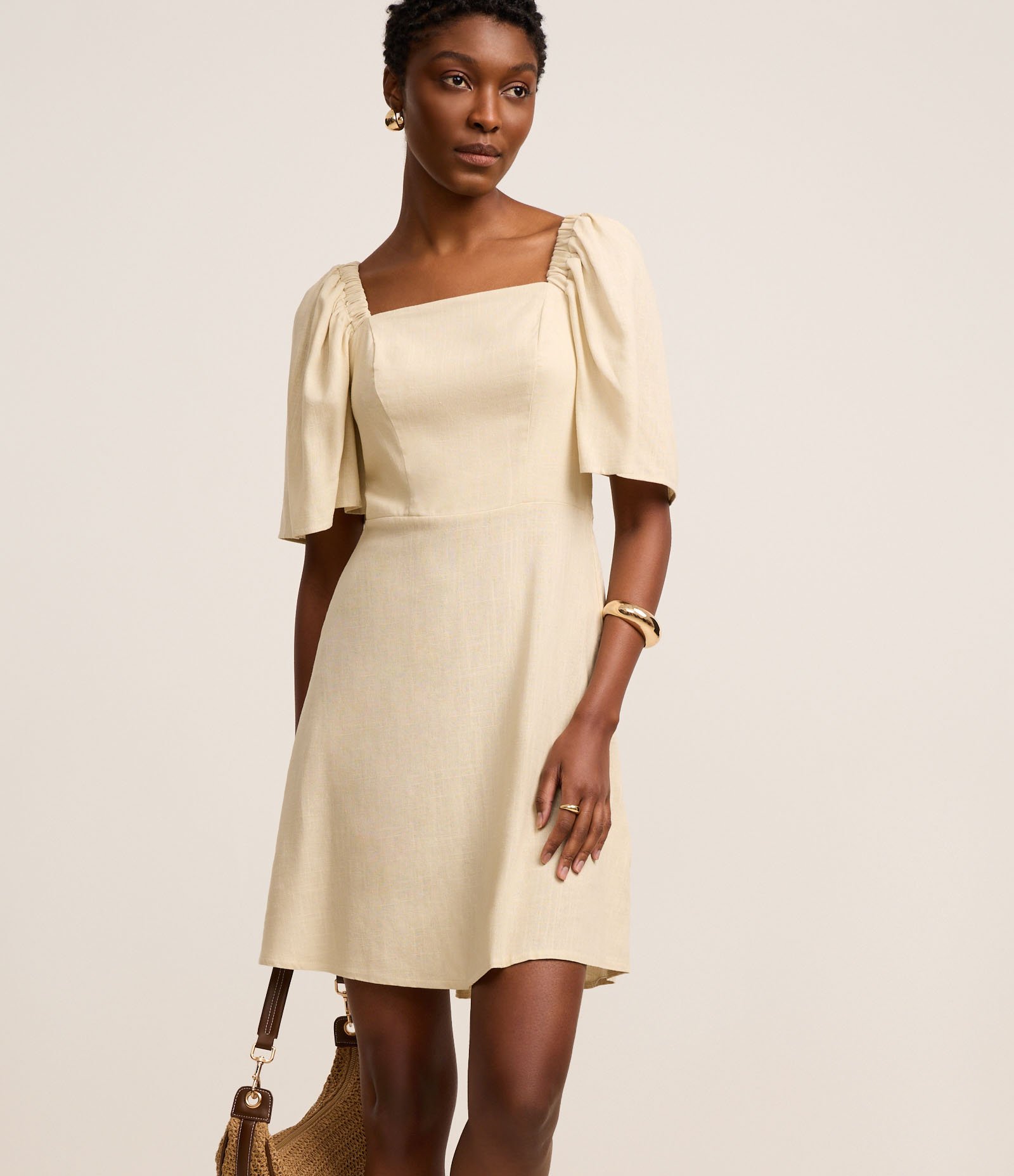 Vestido Evasê Curto em Viscolinho com Manga Godê Bege 2