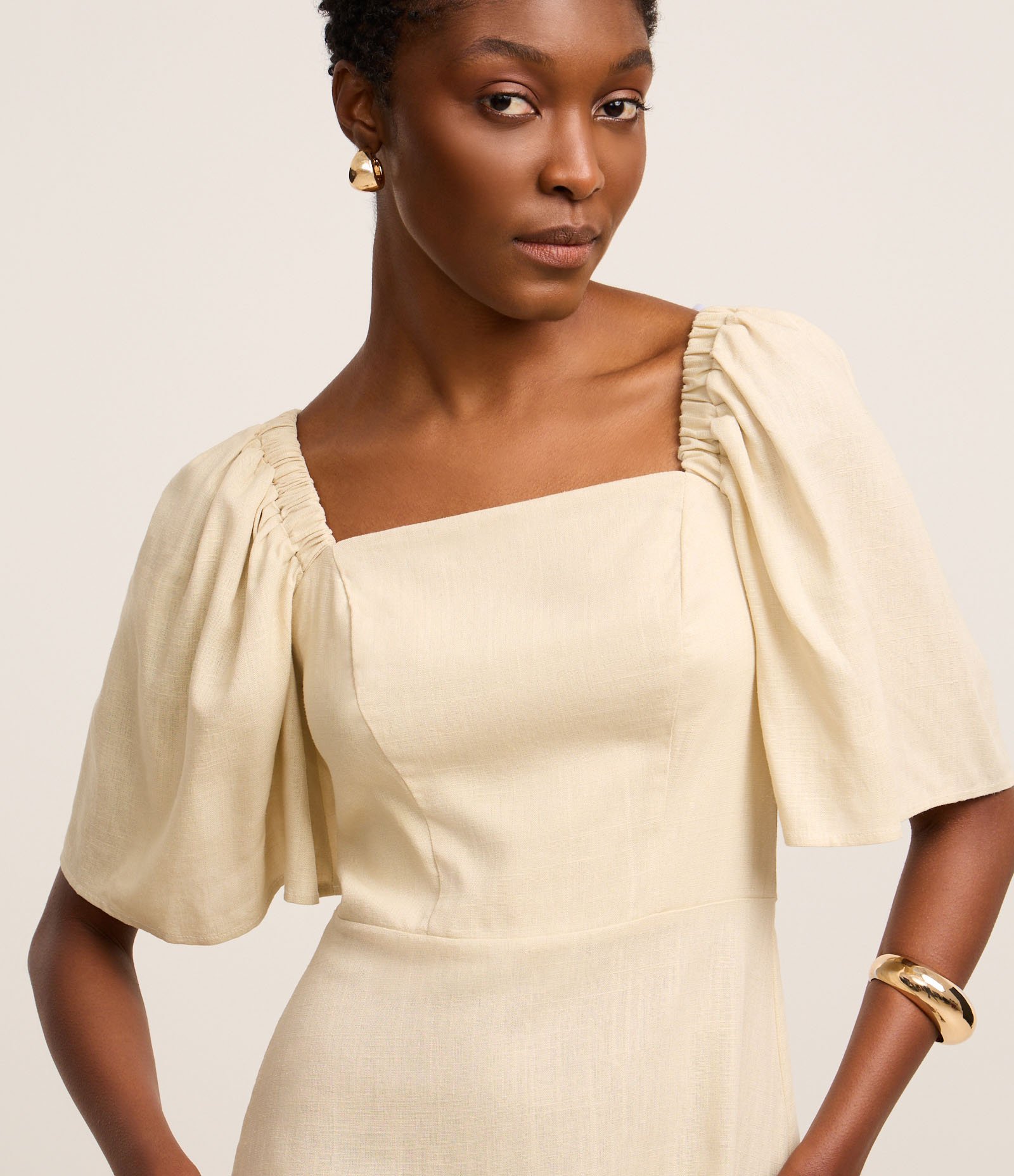 Vestido Evasê Curto em Viscolinho com Manga Godê Bege 3