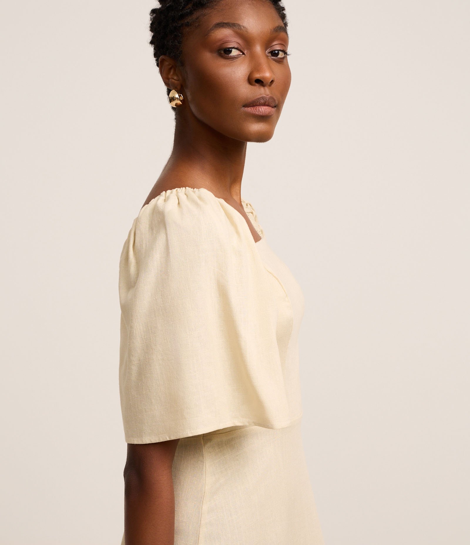 Vestido Evasê Curto em Viscolinho com Manga Godê Bege 4