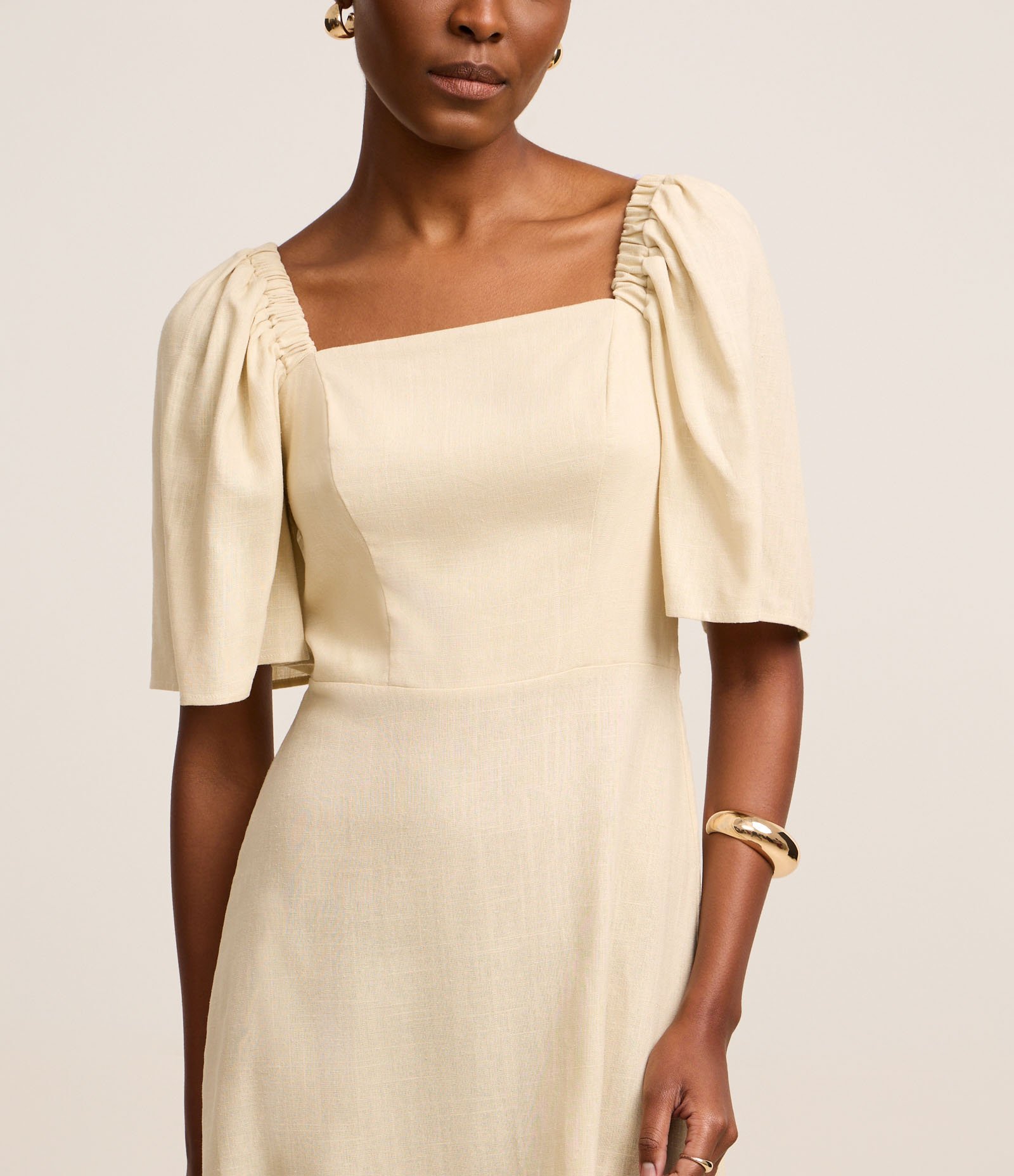 Vestido Evasê Curto em Viscolinho com Manga Godê Bege 5