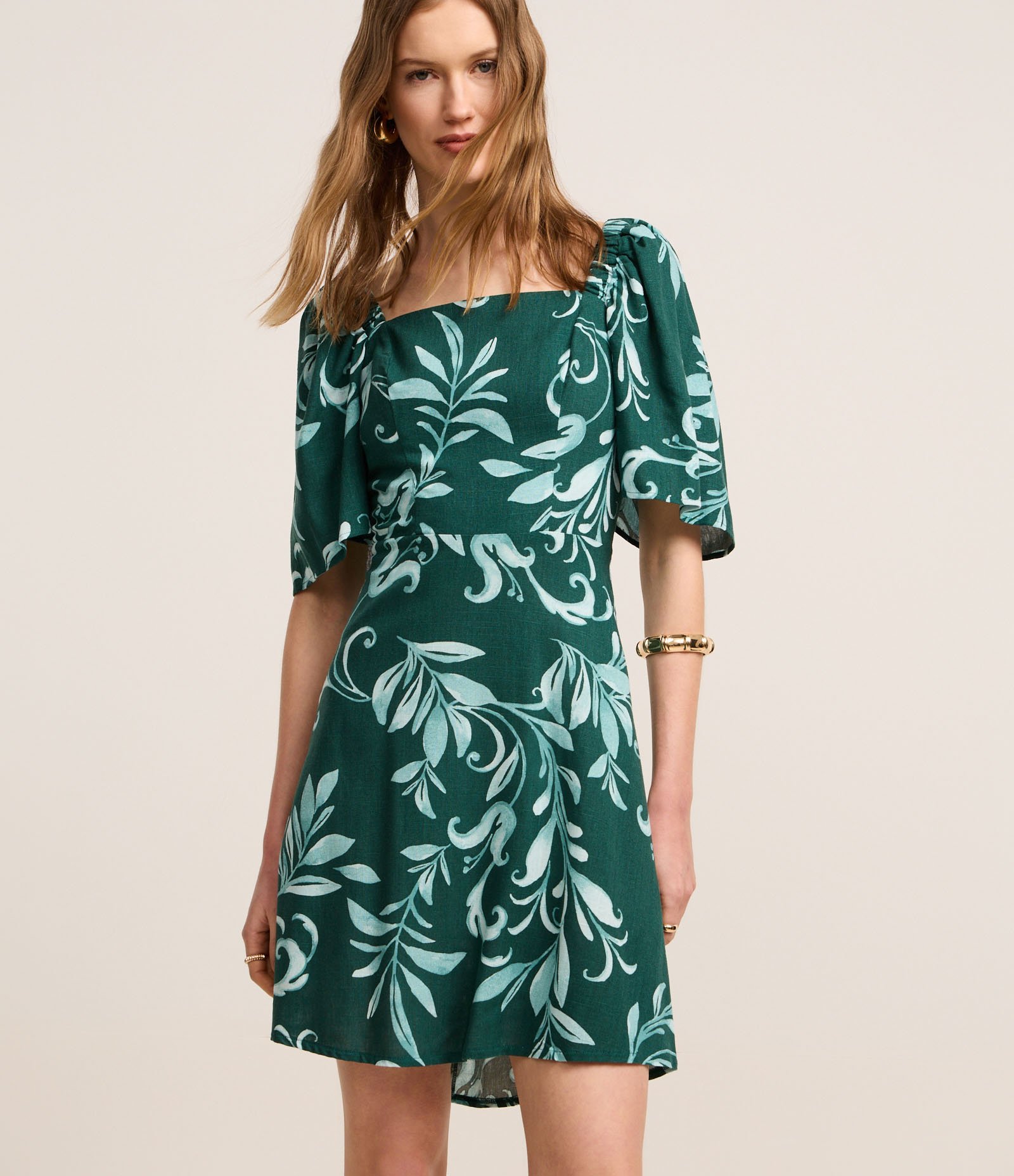 Vestido Evasê em Viscose com Manga Godê e Estampa Folhagem Verde 1