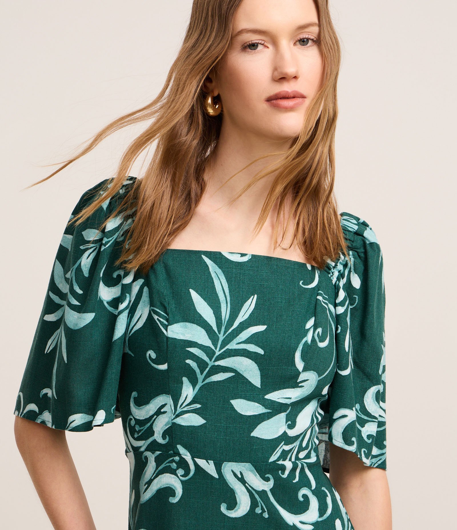Vestido Evasê em Viscose com Manga Godê e Estampa Folhagem Verde 4