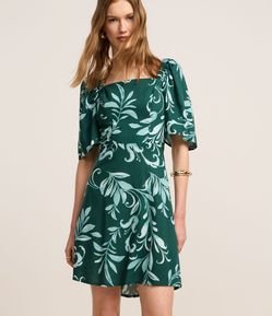 Vestido Evasê em Viscose com Manga Godê e Estampa Folhagem