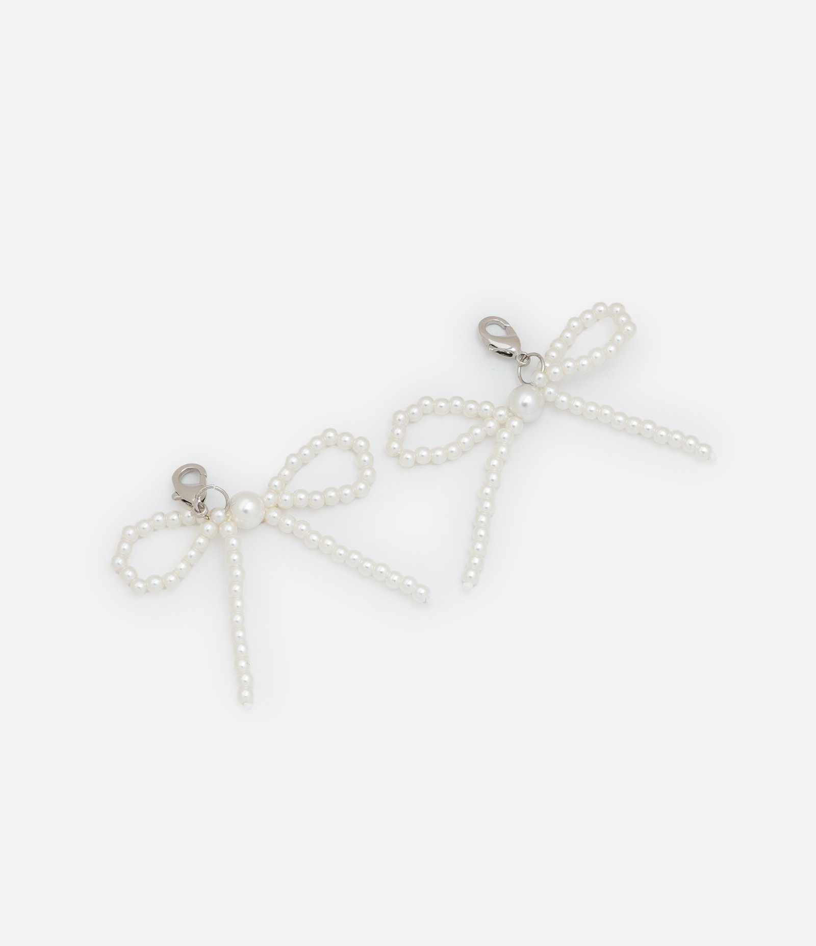 Pingente de Tênis com Esferas Peroladas e Formato de Laço Off White 1