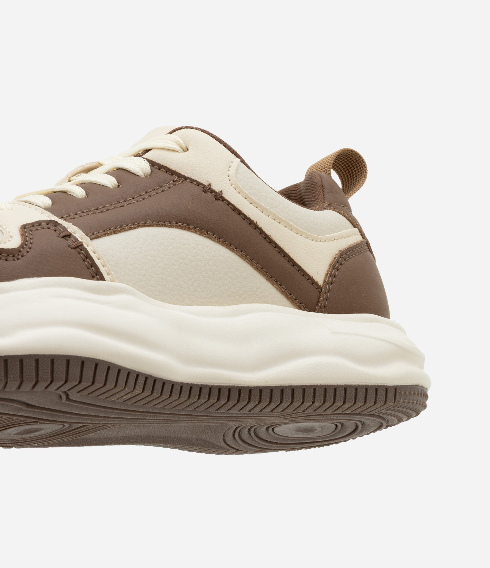 Tênis em PU com Sola Diferenciada e Recortes Bege/Marrom 3