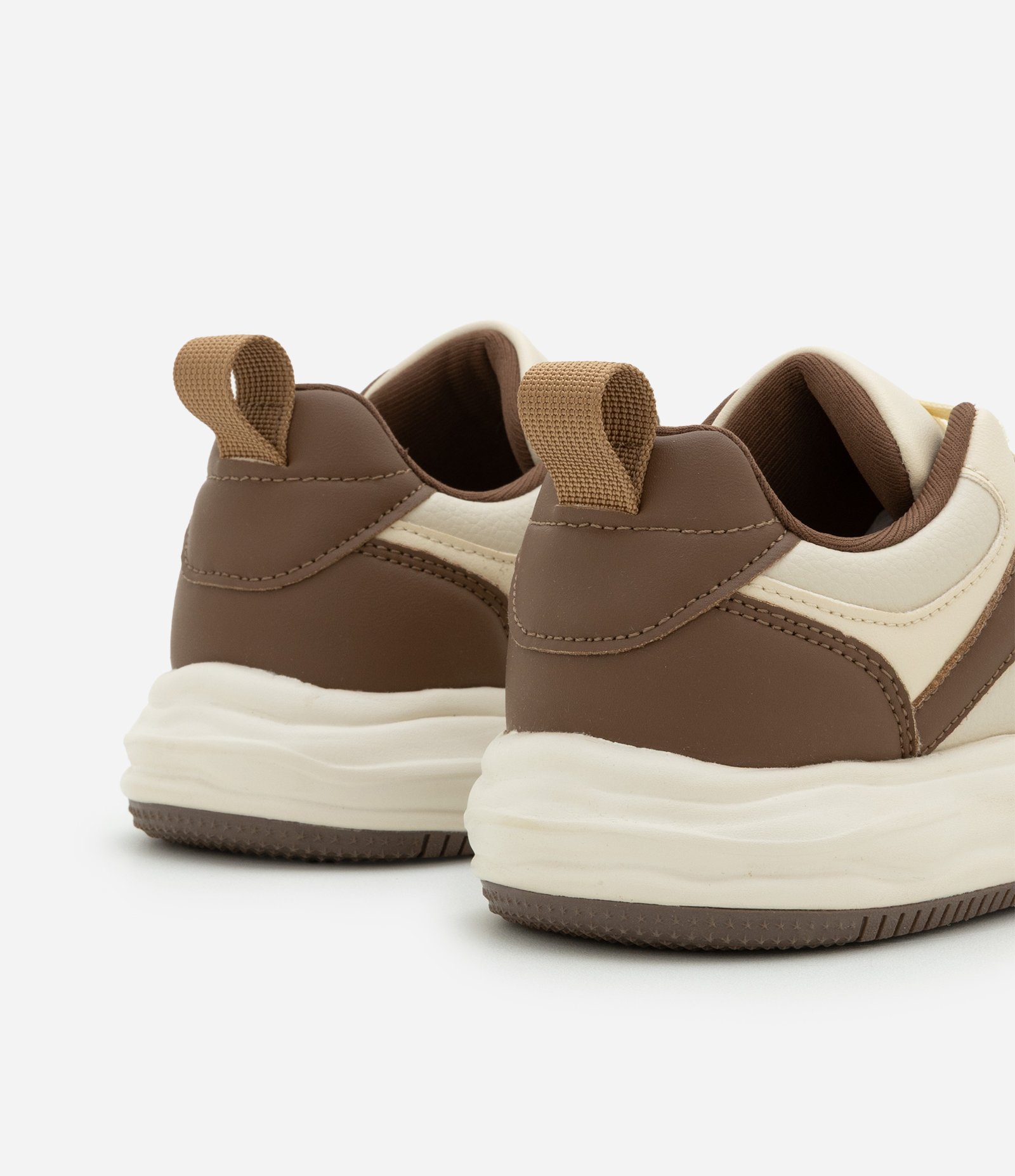 Tênis em PU com Sola Diferenciada e Recortes Bege/Marrom 5