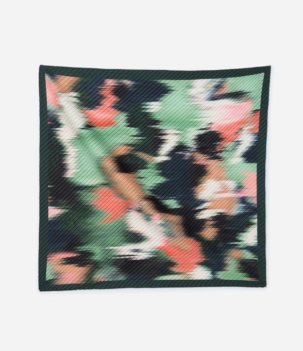 Lenço Quadrado em Cetim Plissado e Estampa Efeito Tie Dye