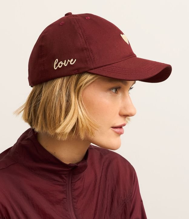 Boné Aba Curva em Sarja com Bordado Coração Love