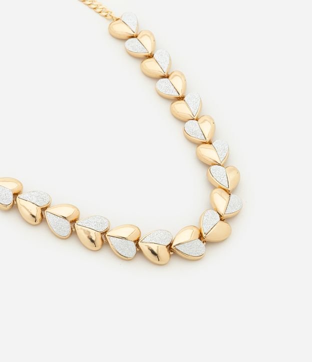 Colar Curto com Corações e Contraste Brilhante Bicolor