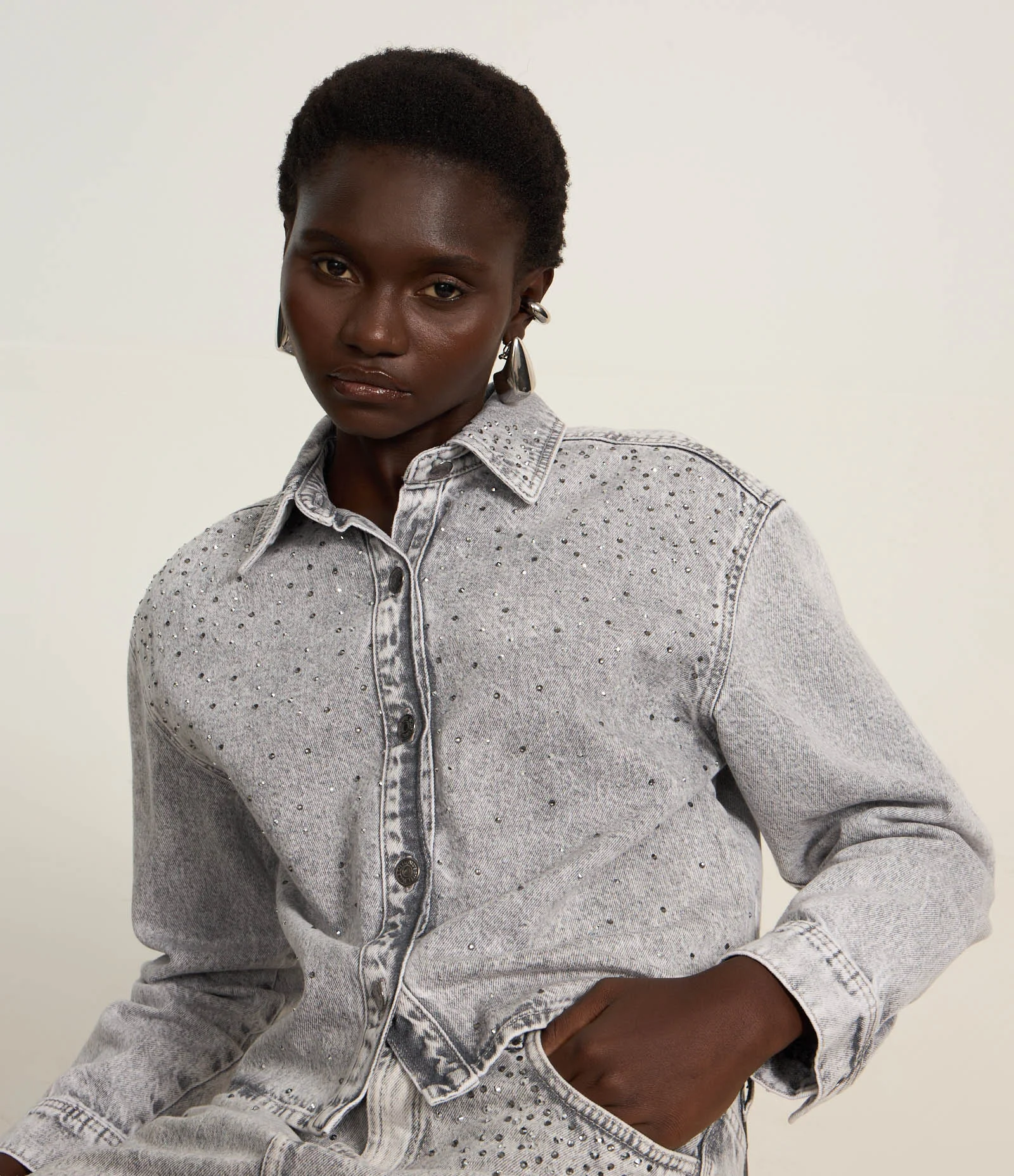 Camisa Regular em Jeans com Brilhos Aplicados Cinza 1