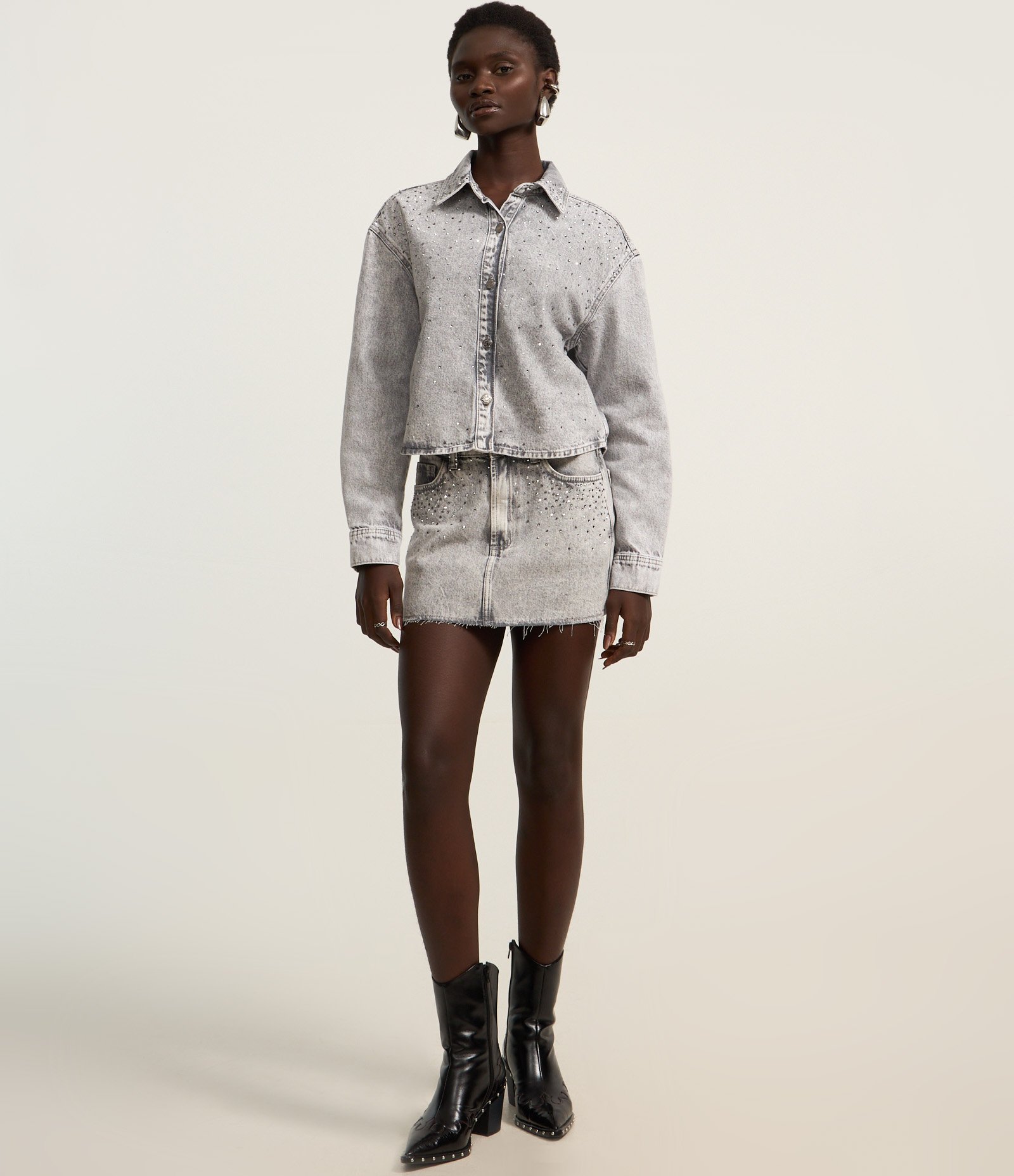 Camisa Regular em Jeans com Brilhos Aplicados Cinza 2