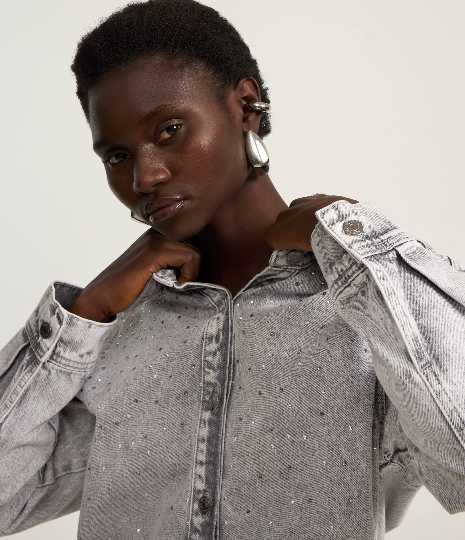Camisa Regular em Jeans com Brilhos Aplicados Cinza 3