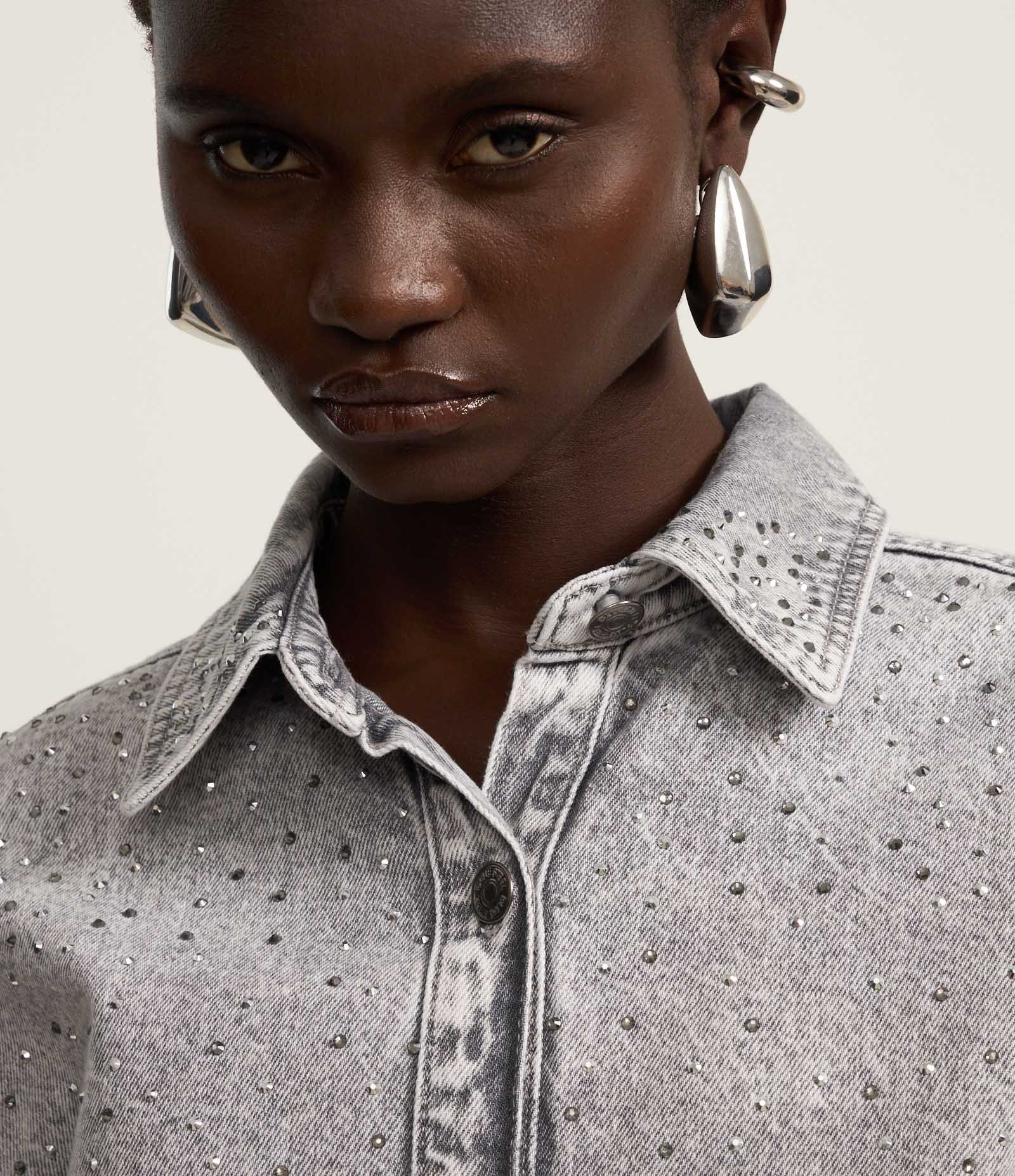 Camisa Regular em Jeans com Brilhos Aplicados Cinza 4