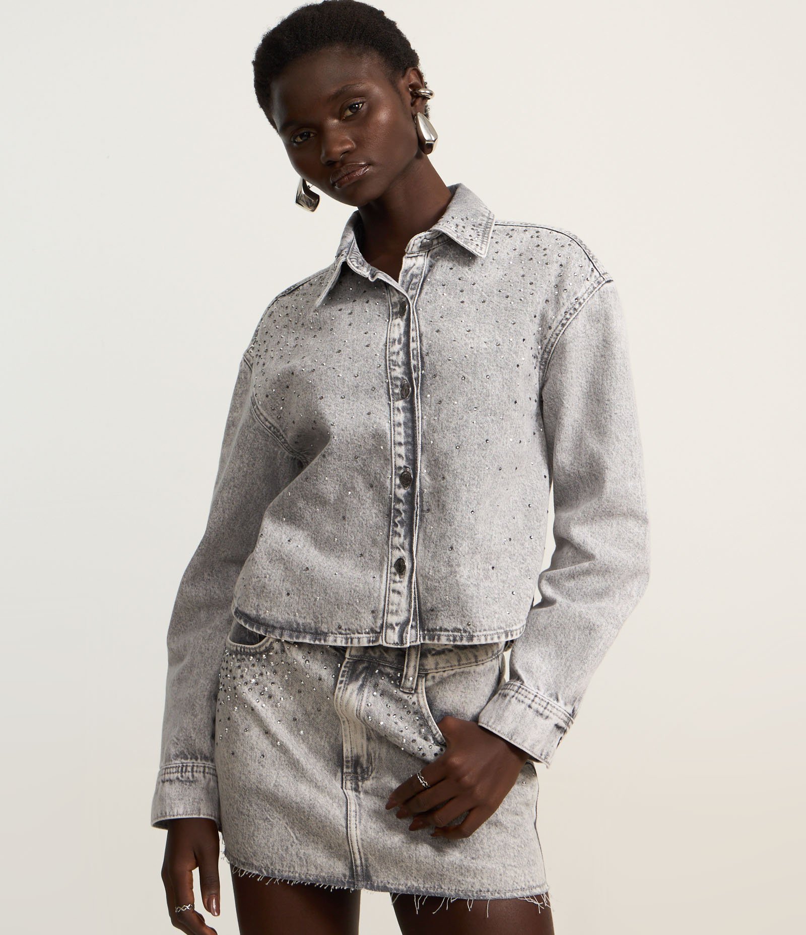 Camisa Regular em Jeans com Brilhos Aplicados Cinza 5