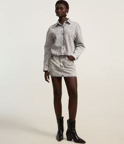 Saia Curta em Jeans com Brilhos Aplicados e Barra Desfiada