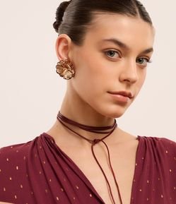 Conjunto de Colar Cordão e Brincos e Formato Floral com Pétalas