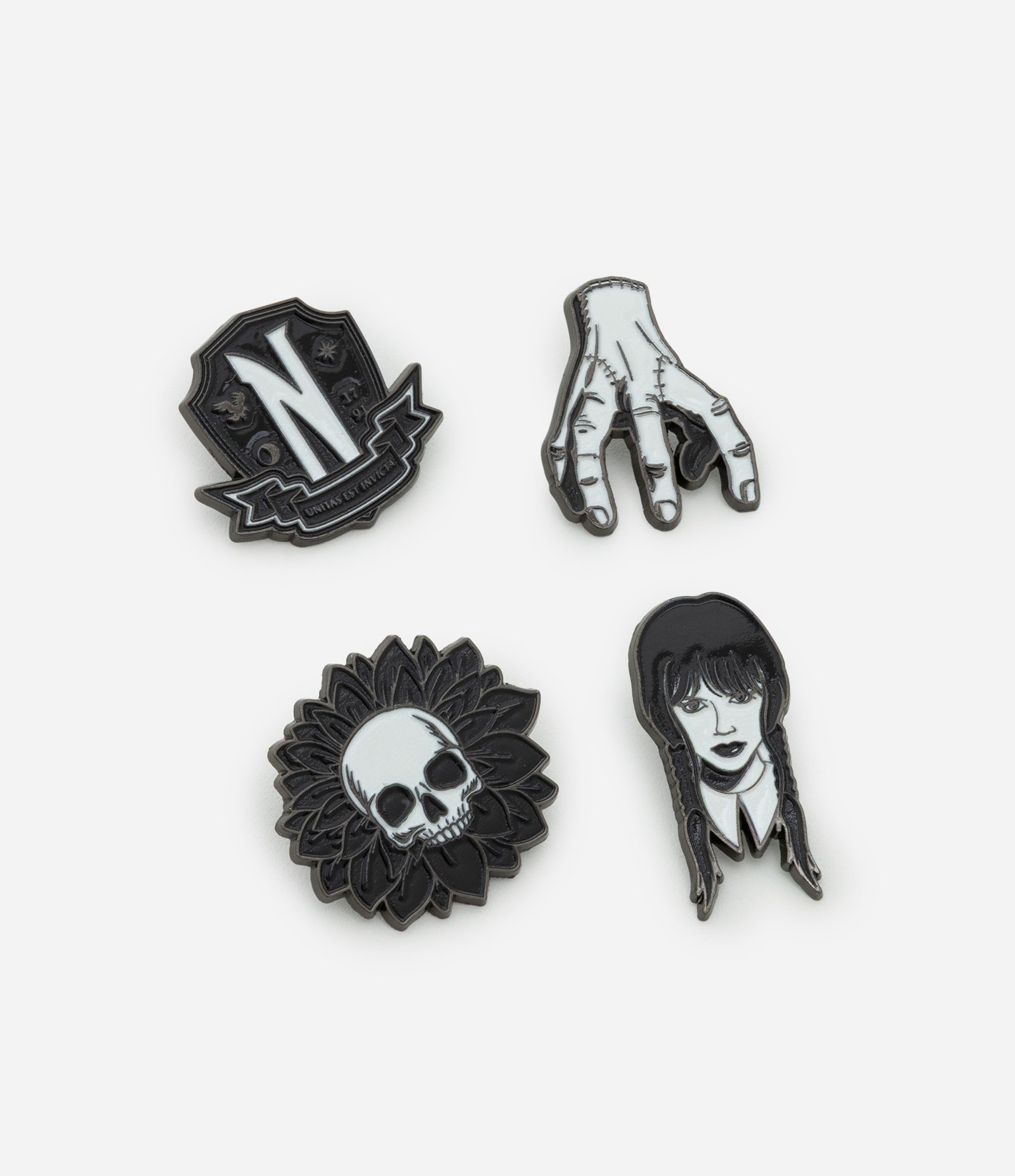 Kit 04 Pins de Metal da Wandinha Preto 1