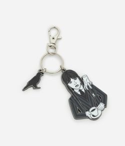 Chaveiro de Metal com Forma da Wandinha e Corvo