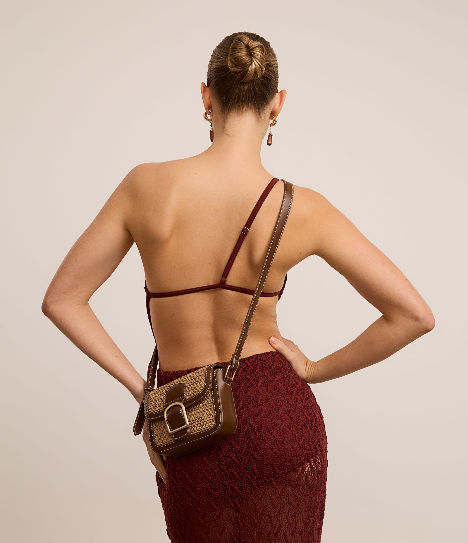 Bolsa Transversal Pequena com Efeito Ráfia Bege/Marrom 7