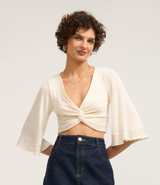 Blusa Cropped Texturizada com Decote Torcido e Manga Godê