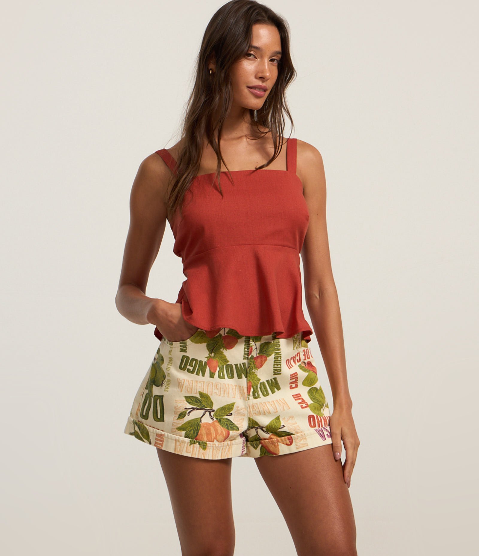 Short Baggy em Jeans Floral com Frutinhas e Pregas Bege 2