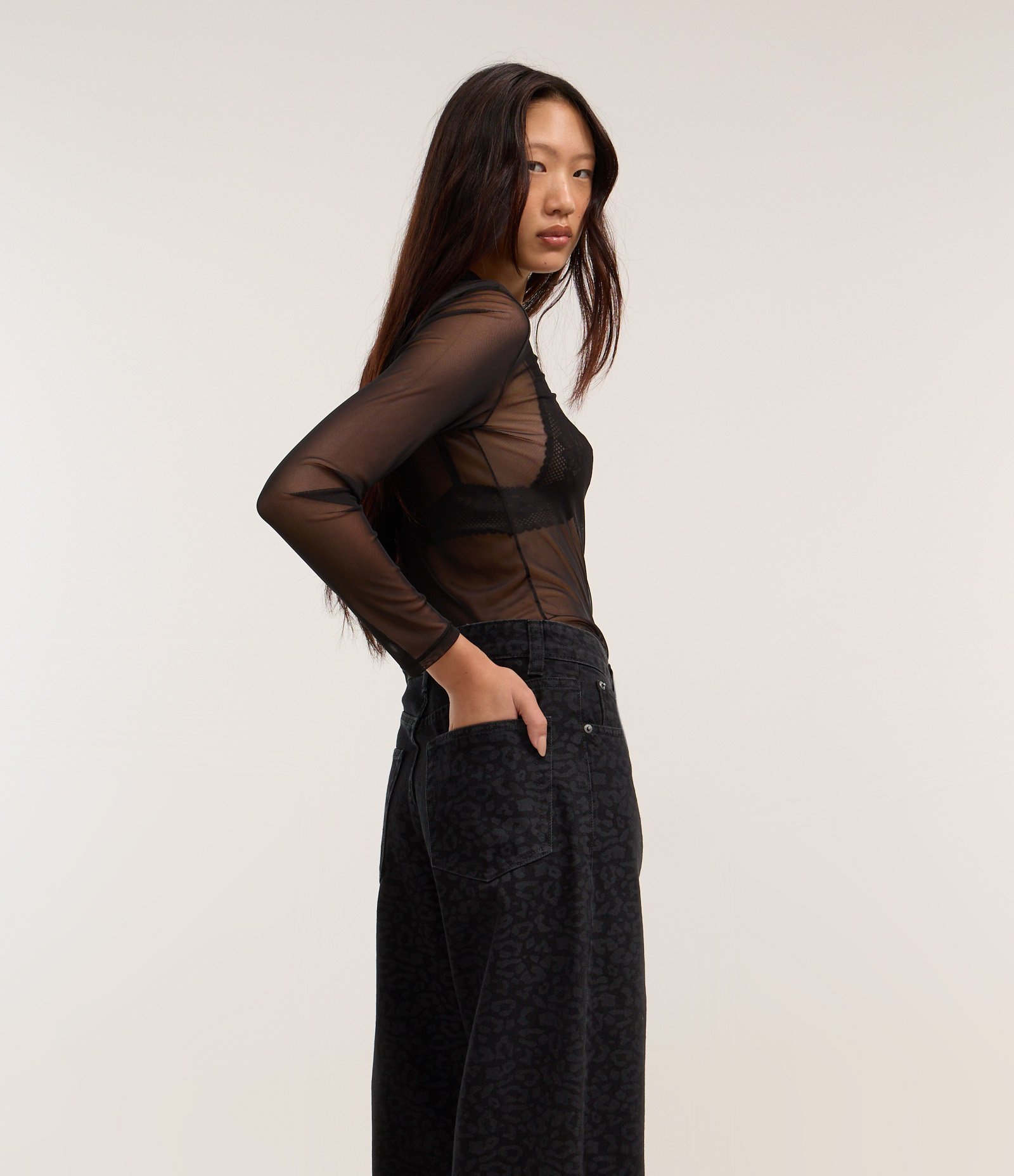 Calça Baggy em Sarja Animal Print Oncinha Preto 2