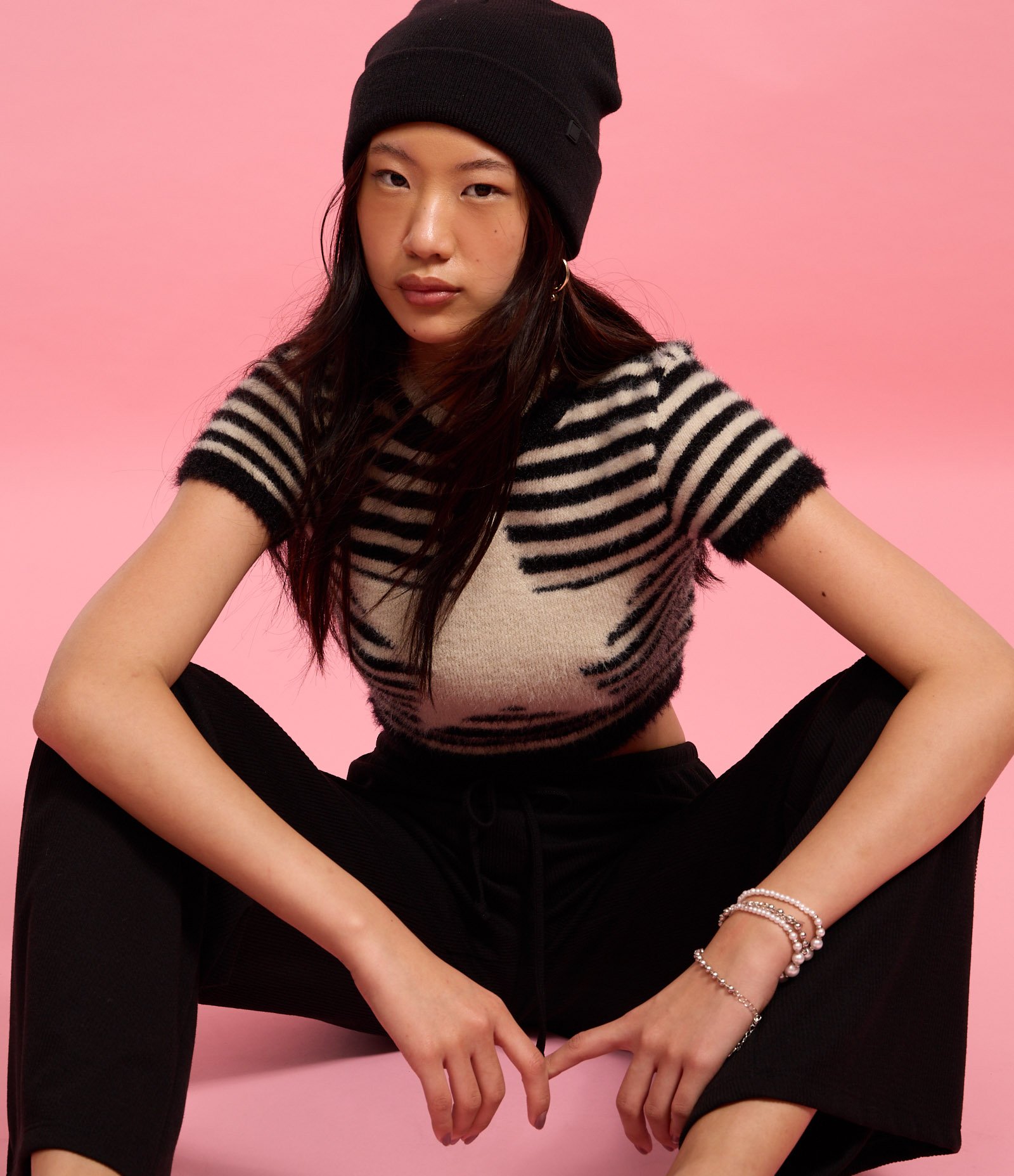 Blusa Cropped em Tricô Listrado com Estrela Frontal Preto 5