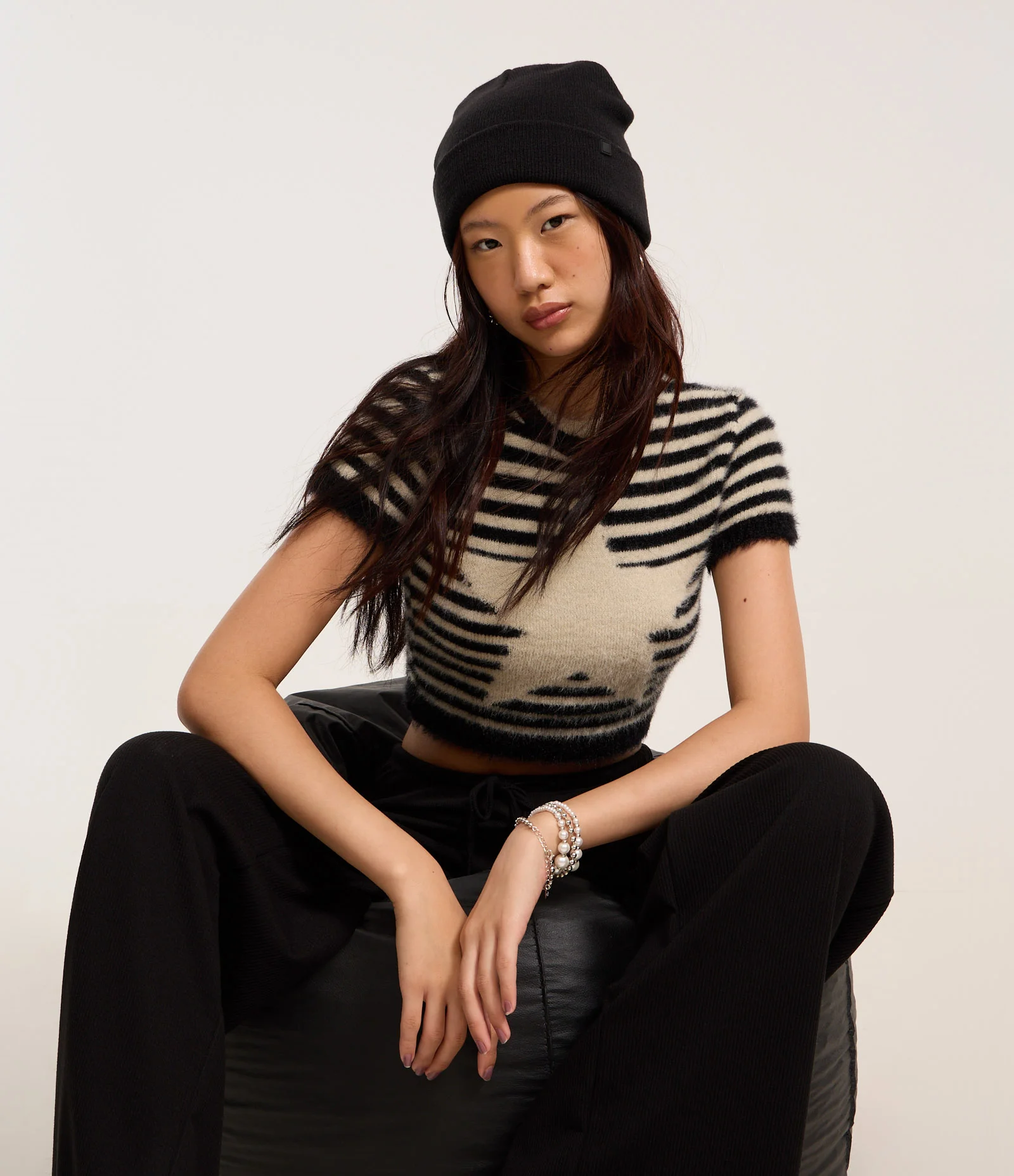 Blusa Cropped em Tricô Listrado com Estrela Frontal Preto 1