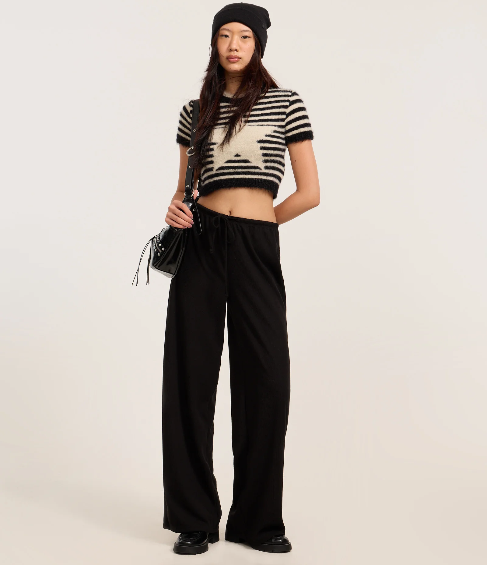 Blusa Cropped em Tricô Listrado com Estrela Frontal Preto 2