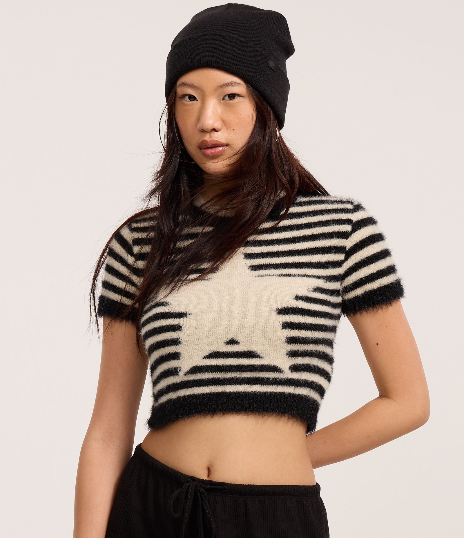 Blusa Cropped em Tricô Listrado com Estrela Frontal Preto 3