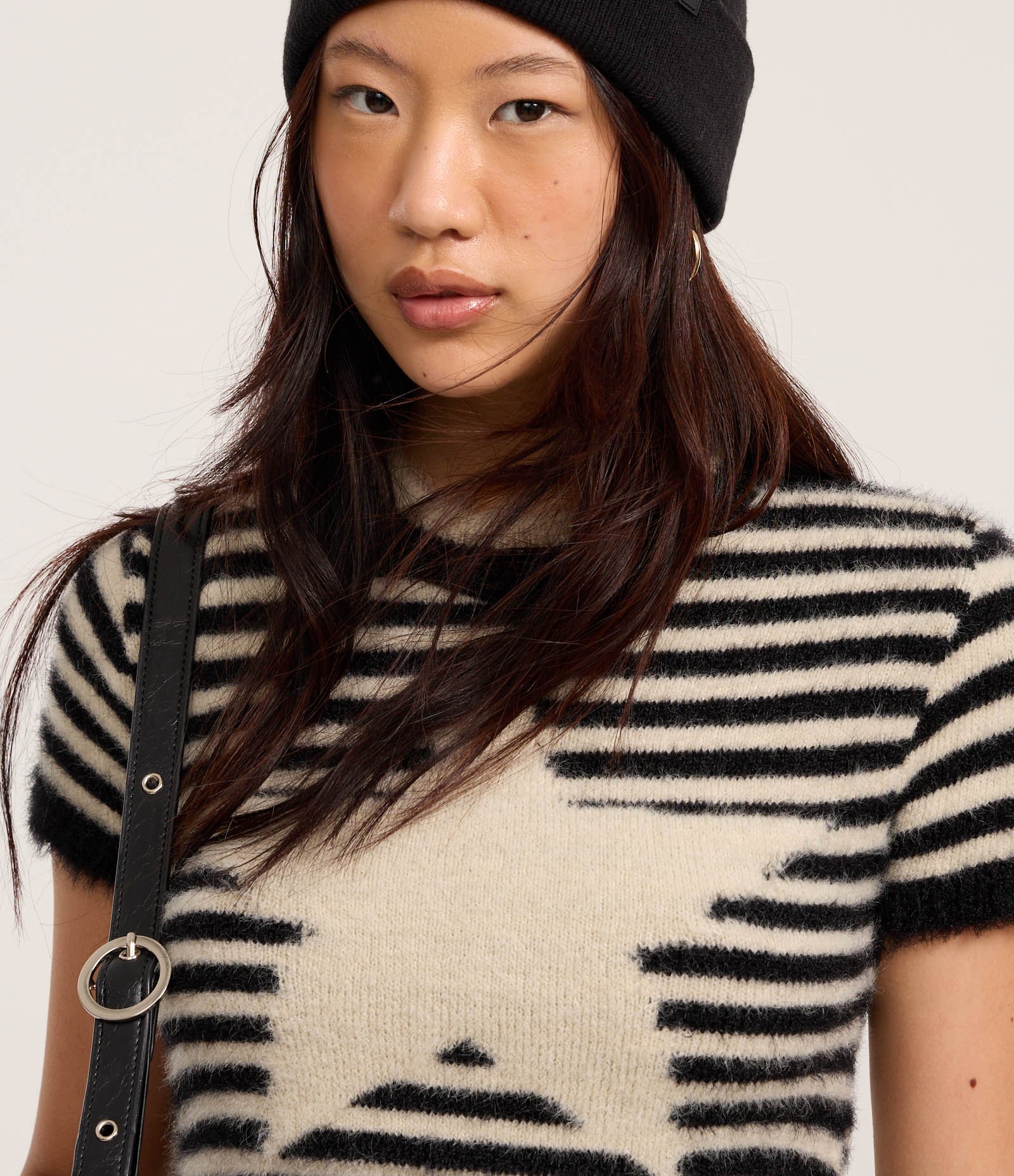 Blusa Cropped em Tricô Listrado com Estrela Frontal Preto 4