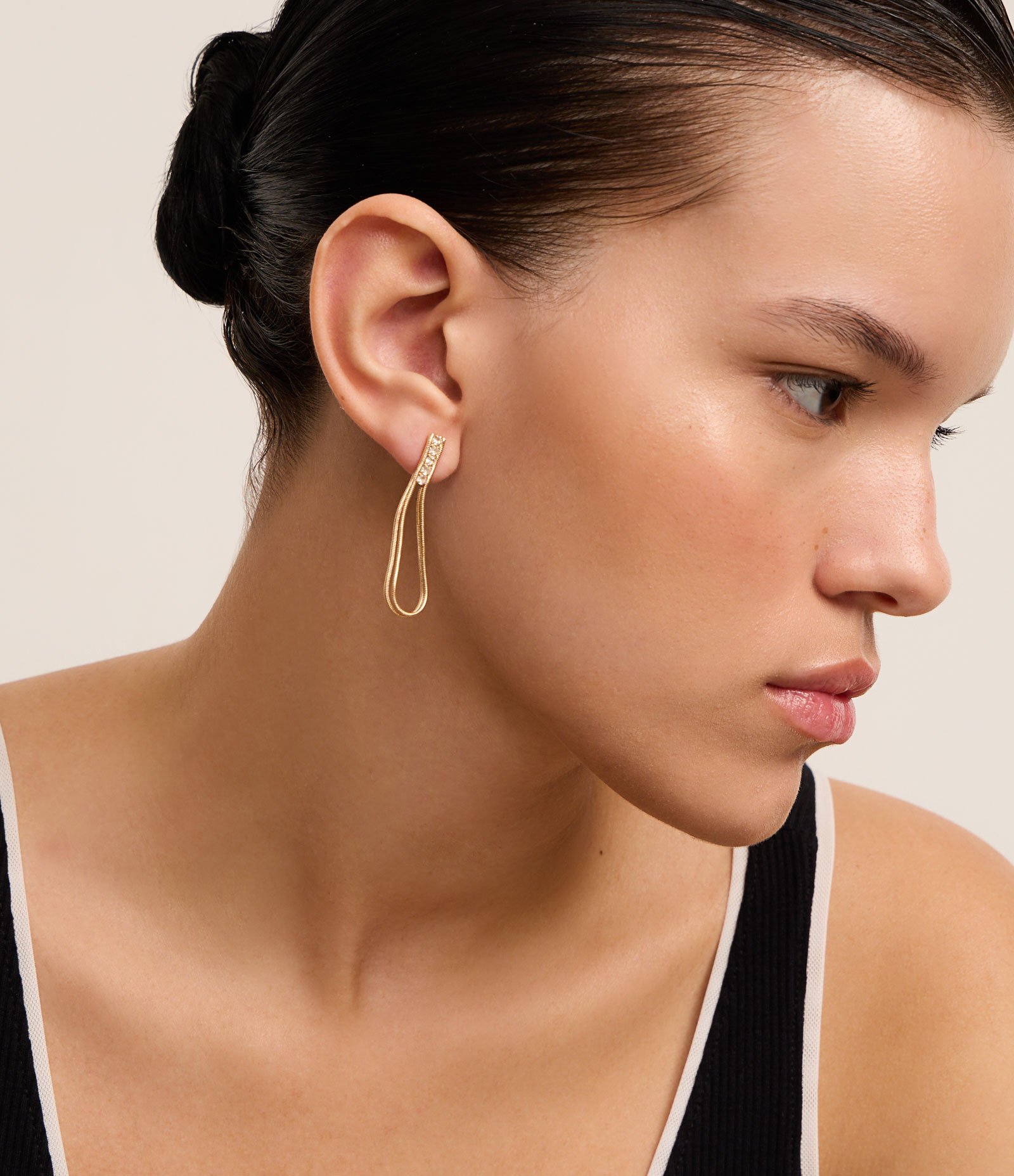 Brinco Fio com Corrente Rabo de Rato e Detalhe de Strass Dourado 1