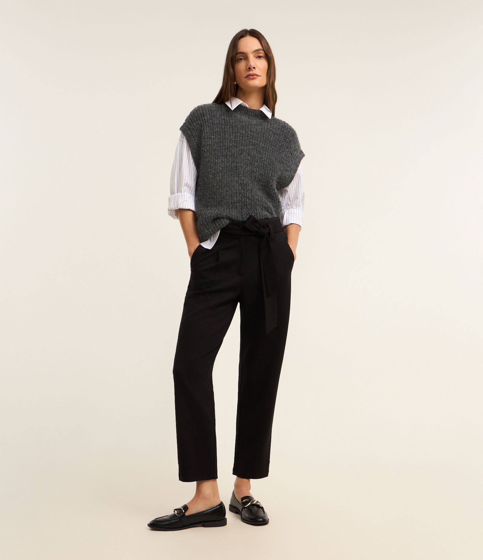 Calça Cenoura em Ponto Roma com Cinto Laço Preto 1