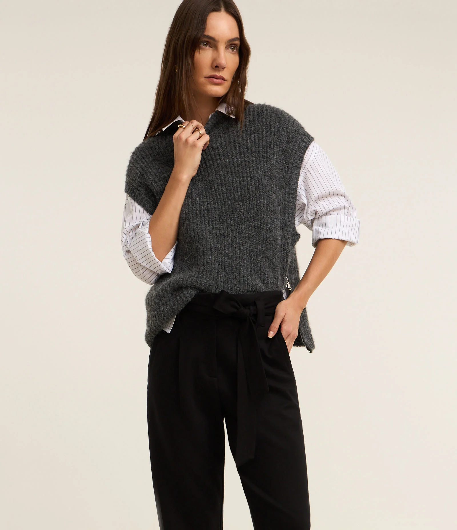 Calça Cenoura em Ponto Roma com Cinto Laço Preto 2