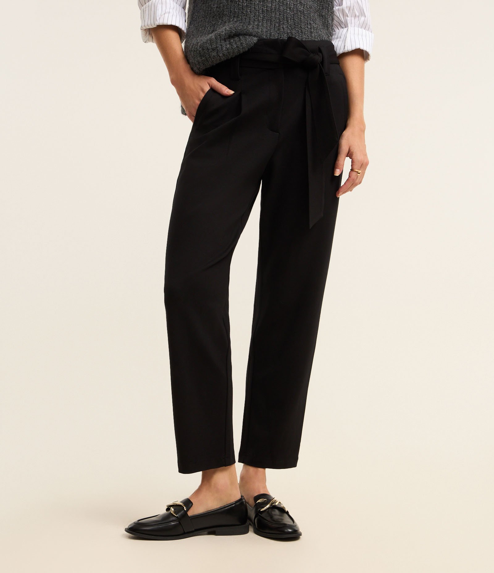 Calça Cenoura em Ponto Roma com Cinto Laço Preto 3