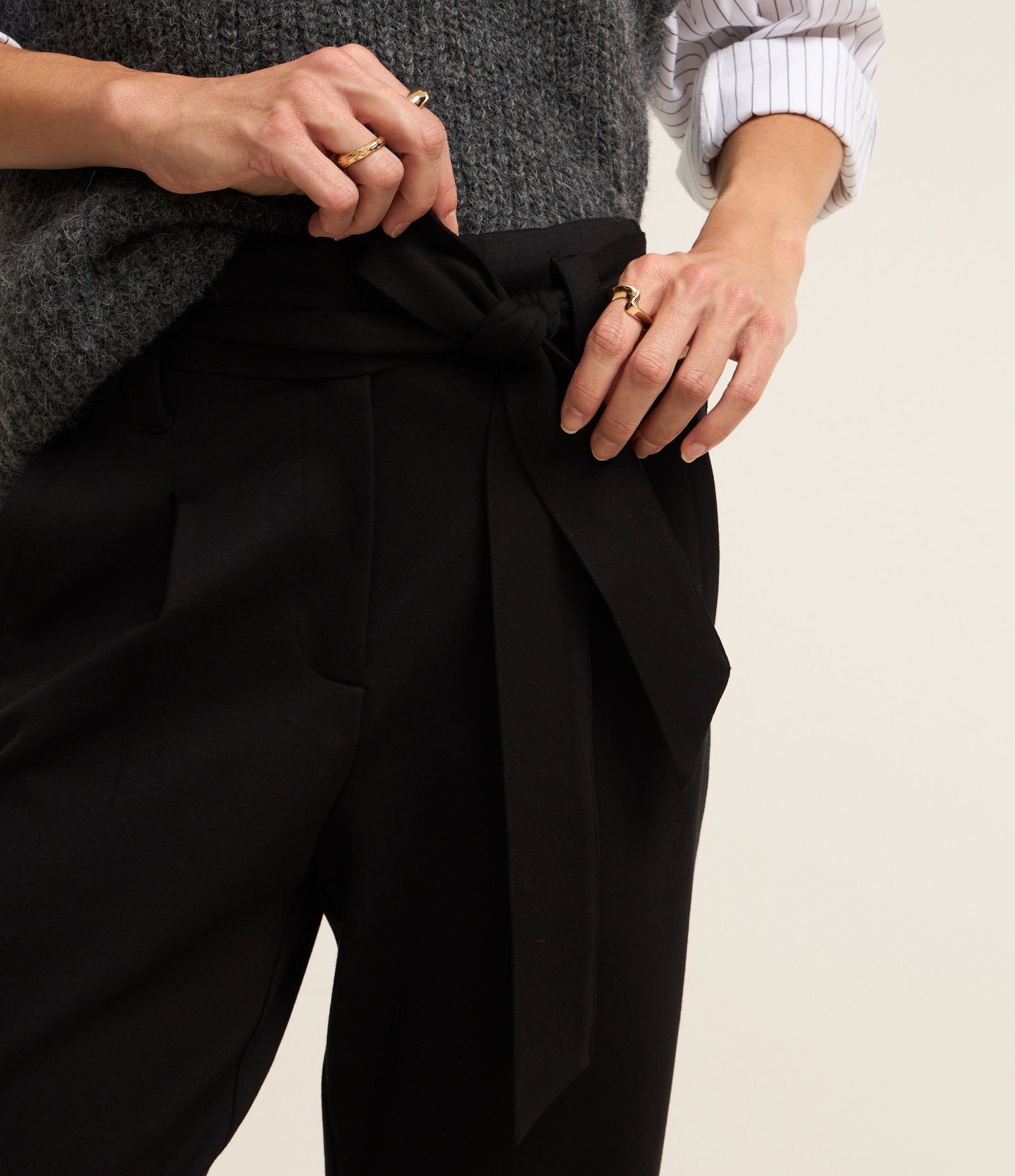 Calça Cenoura em Ponto Roma com Cinto Laço Preto 4