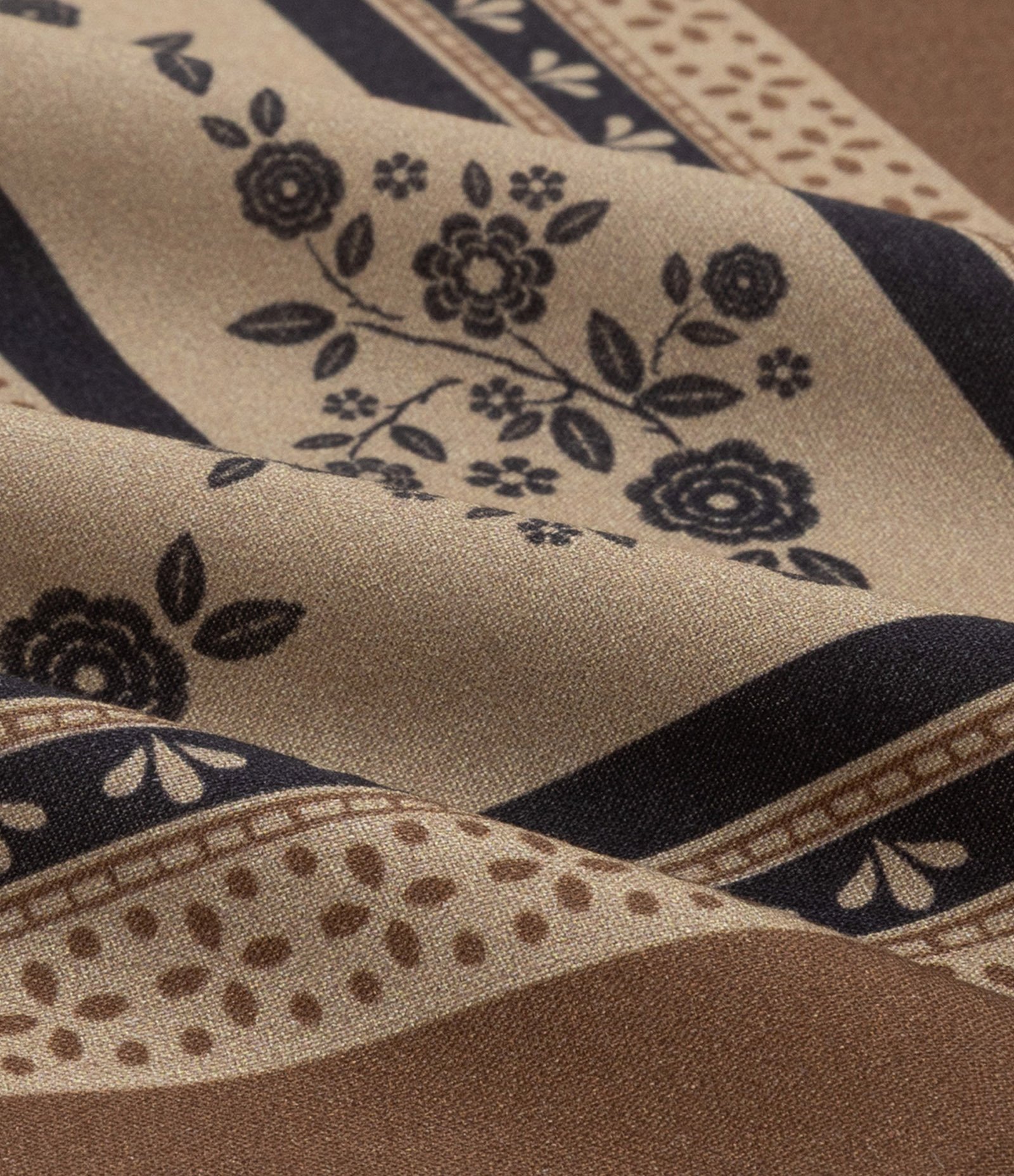 Lenço em Tricoline com Estampa em Camadas com Floral Marrom 4